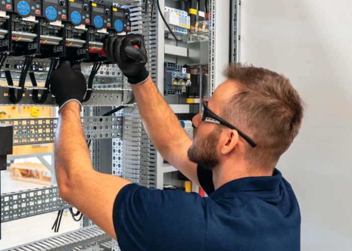Elektricien van der Valk Breukelen aan het werk