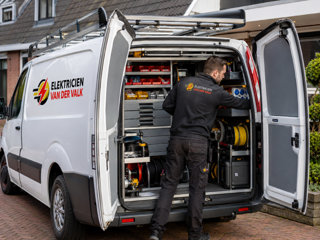 Elektricien Van der Valk aan het werk